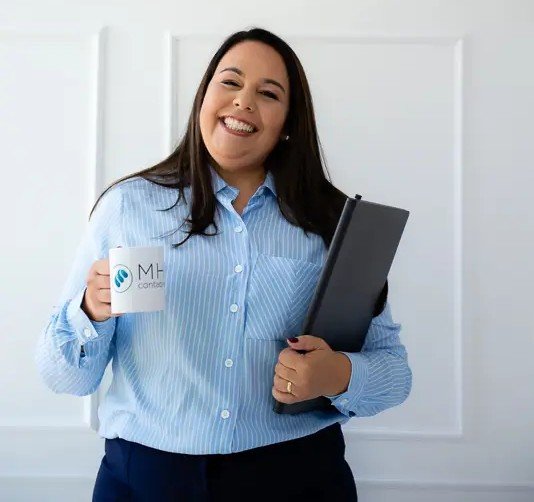 Profissional contábil sorrindo em ambiente corporativo